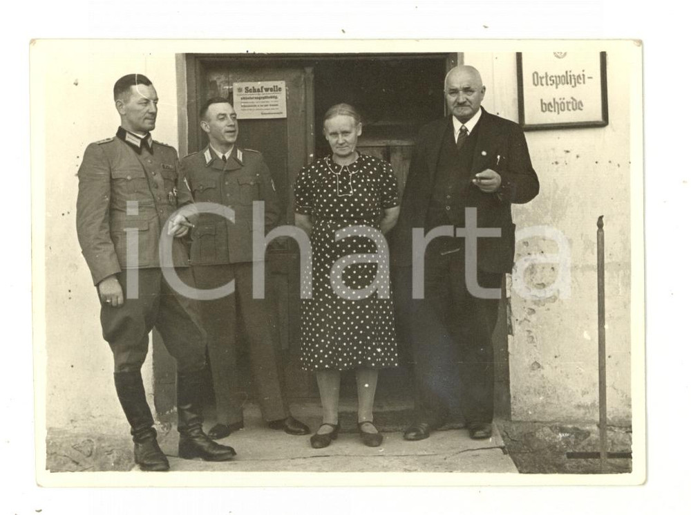 Fotografia d epoca originale 1940 ca WW2 GERMANY OrtspolizeibehÃ¶rde  Militari con coppia di coniugi Foto 1