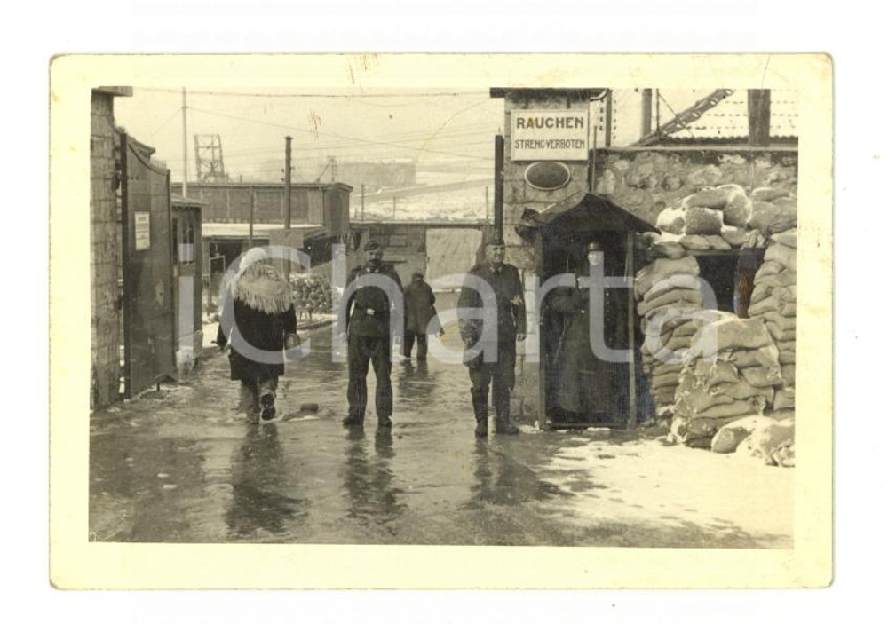 Fotografia d epoca originale 1945 ca WW2 GERMANIA Sentinelle presso una zona militare  Fotografia 9x6 cm 1