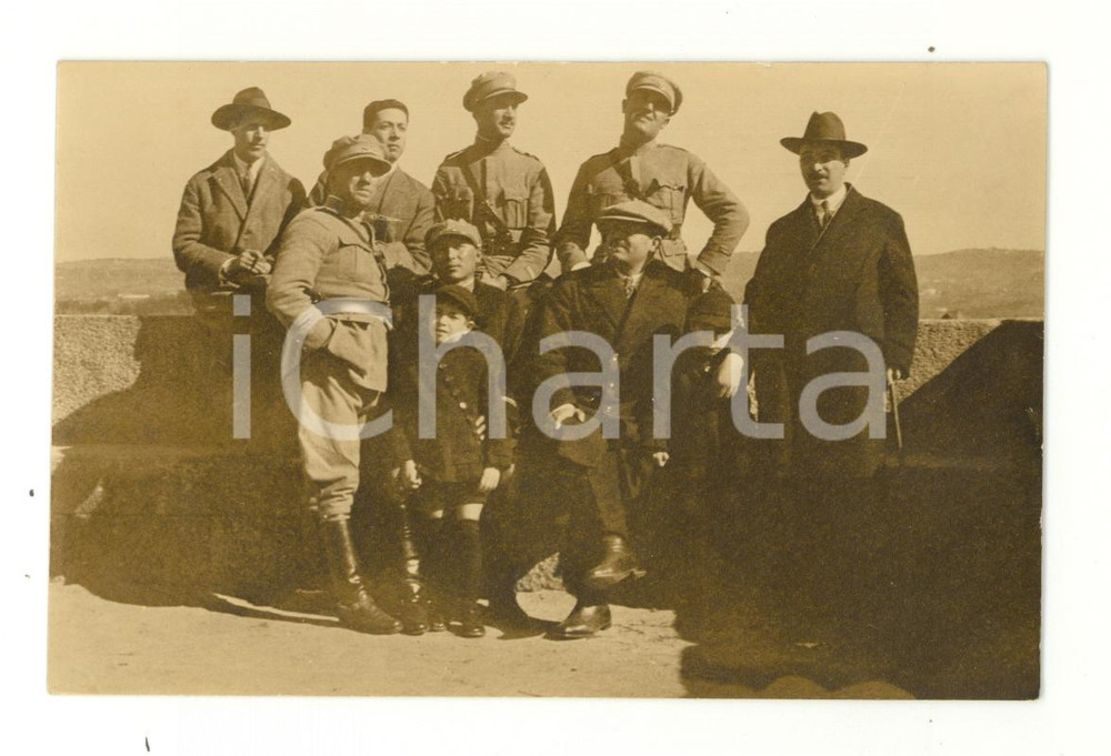 Fotografia d epoca originale 1950 ca PORTUGAL Ritratto di gruppo  Militari e civili  Foto cartolina 1