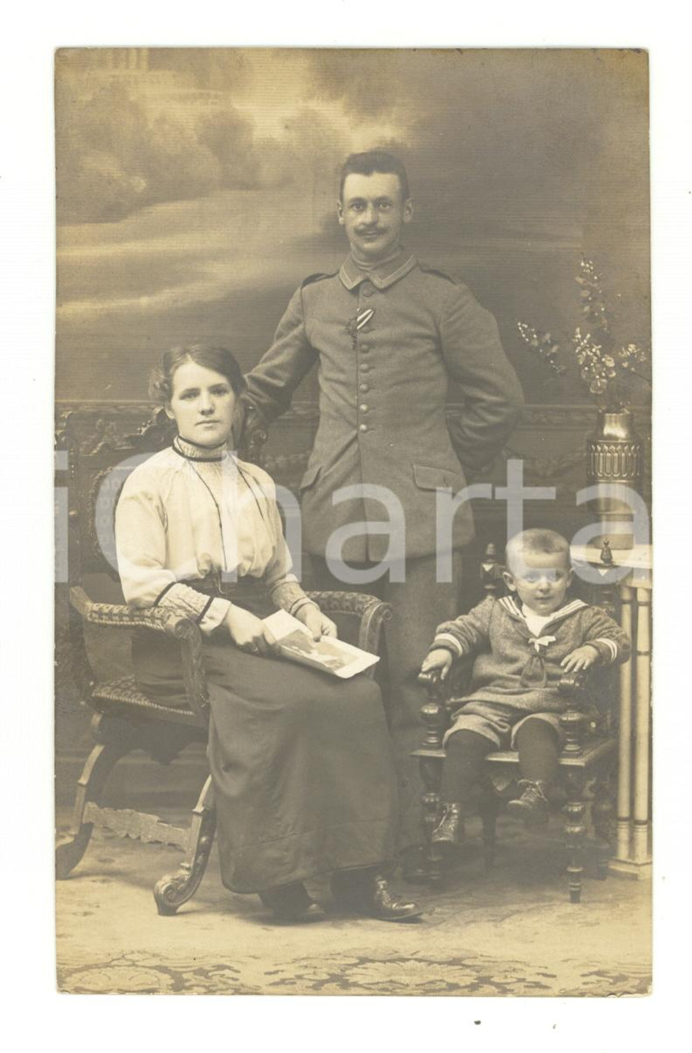 Fotografia d epoca originale 1916 WW1 GERMANY Ritratto di ufficiale con la moglie e il figlio Foto cartolina 1