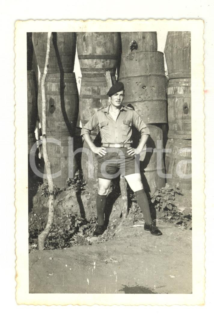 Fotografia d epoca originale 1968 MATA PORTUGAL Ritratto di ufficiale in un magazzino di botti  Foto 8x12 1