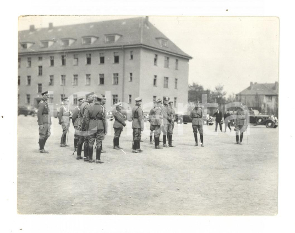 Fotografia d epoca originale 1940 ca GERMANY Gruppo di ufficiali del Reich in piazza  Foto 12x9 cm 1