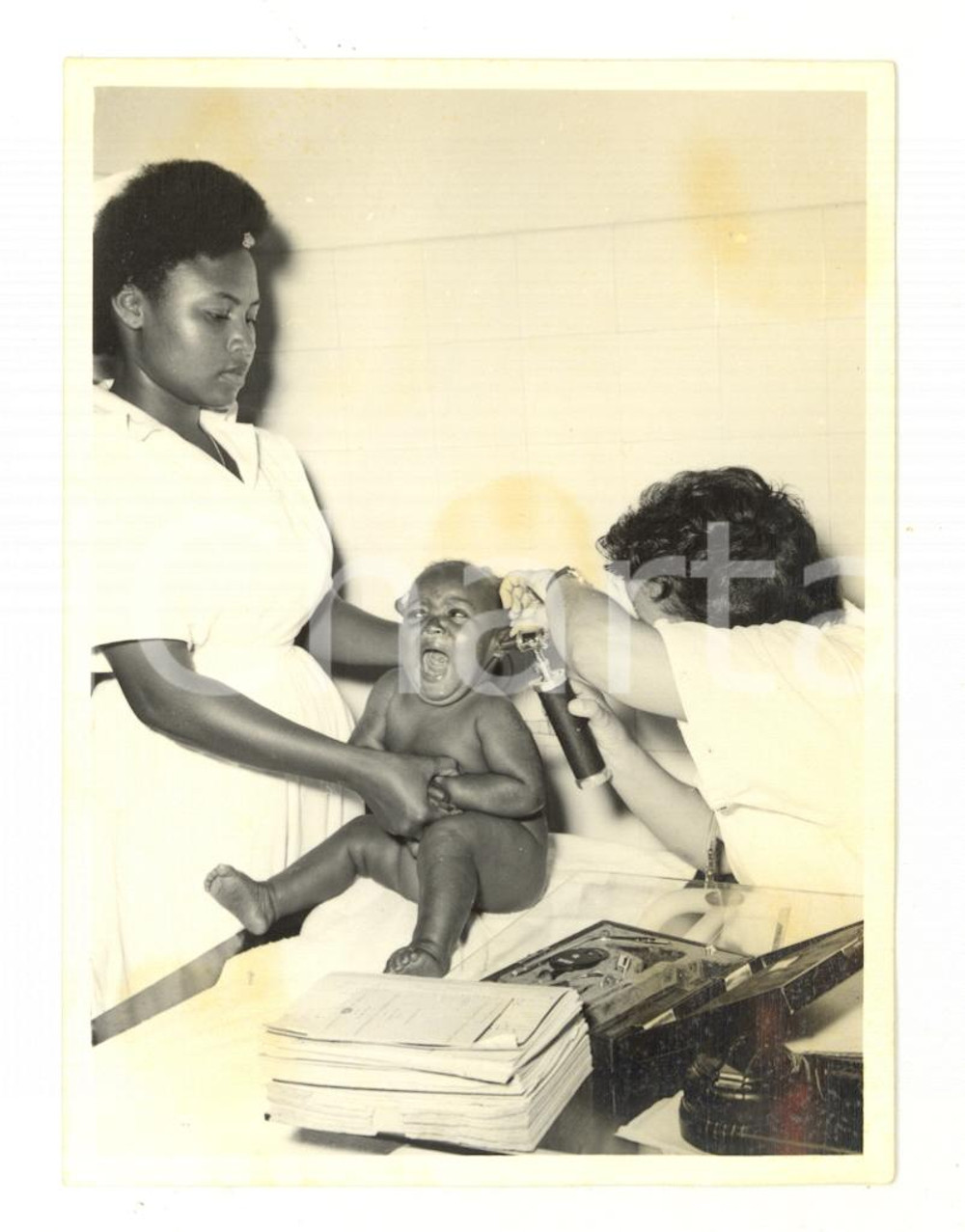 Fotografia d epoca originale 1960 ca MOZAMBICO Dispensario  Visita pediatrica Fotografia reportage 12x9 cm 1