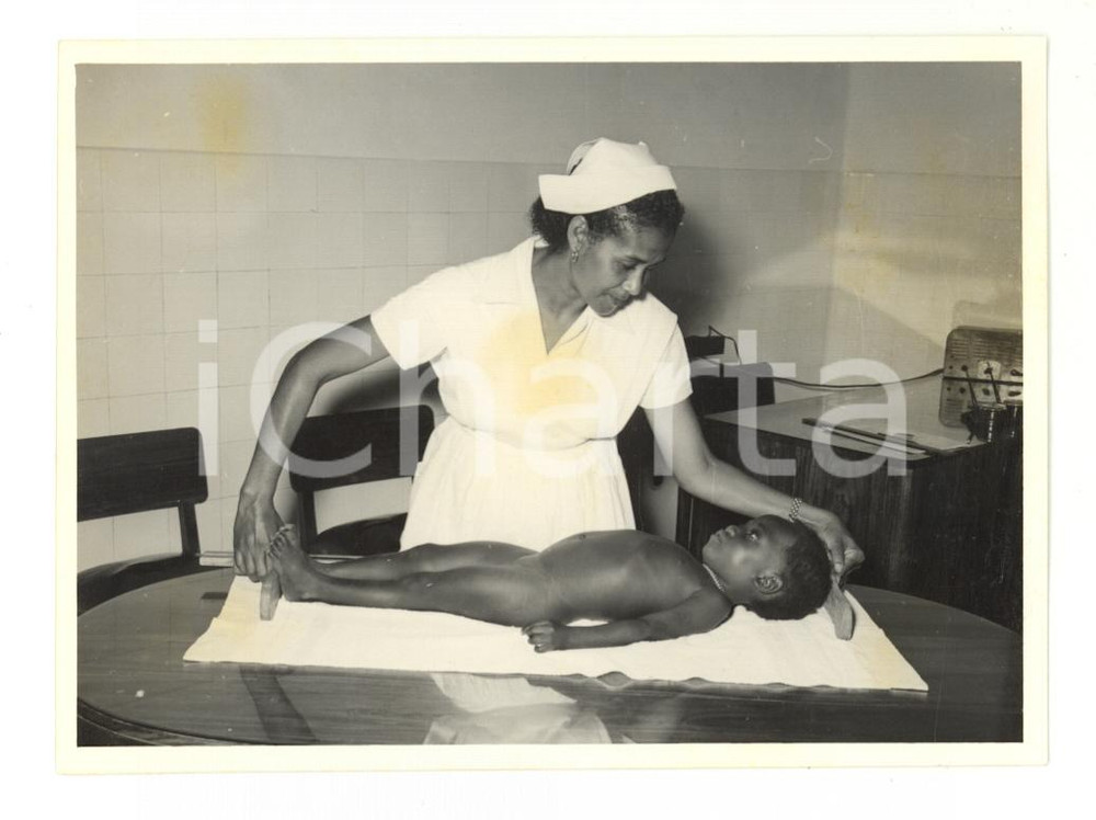 1960 ca MOZAMBICO Dispensario - Misurazione dell'altezza - Foto reportage 12x9