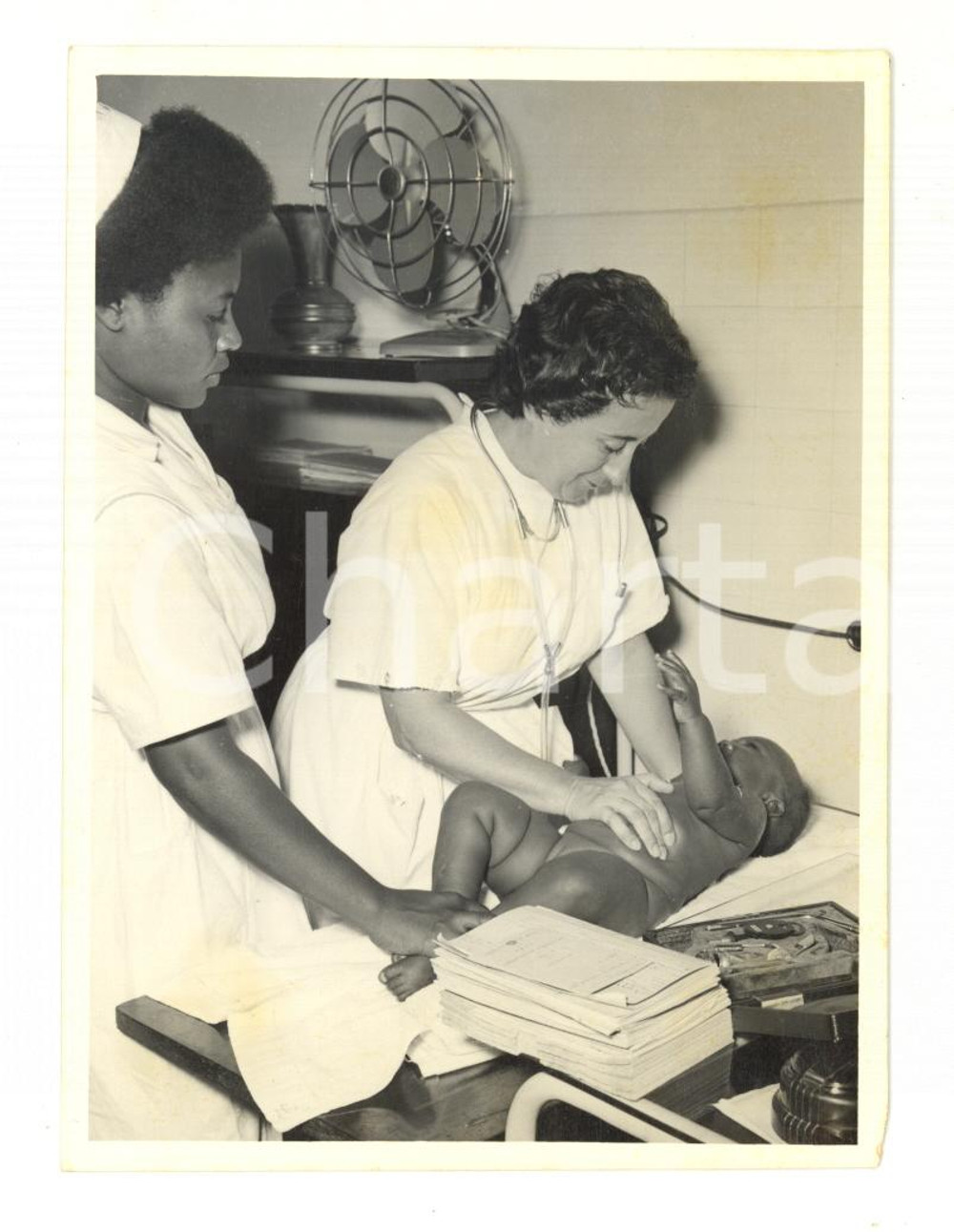 Fotografia d epoca originale 1960 ca MOZAMBICO Dispensario  Una visita pediatrica  Foto reportage 9x12 cm 1