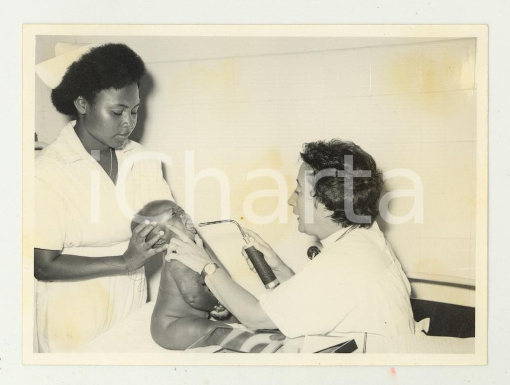 Fotografia d epoca originale 1960 ca MOZAMBICO Dispensario  Visita pediatrica in ambulatorio  Foto 12x9 1