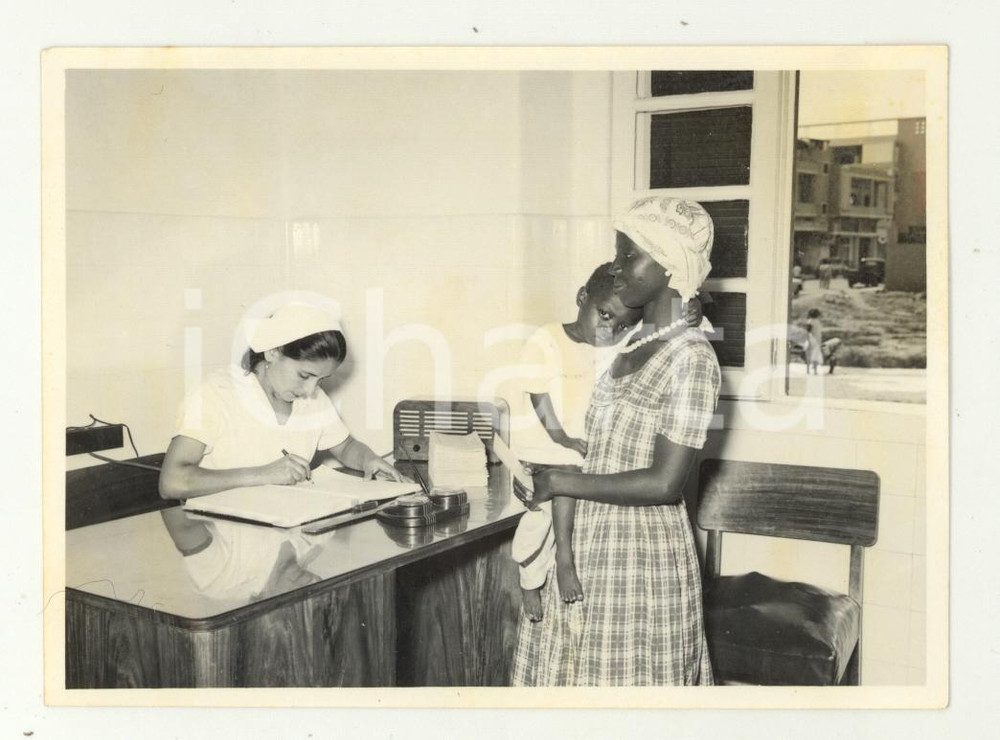 Fotografia d epoca originale 1960 ca MOZAMBICO Dispensario  Compilazione del registro  Foto reportage 12x9 1
