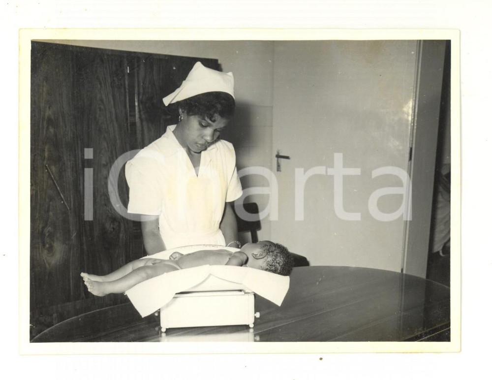 Fotografia d epoca originale 1960 ca MOZAMBICO Dispensario  Una visita pediatrica  Foto reportage 12x9 cm 1