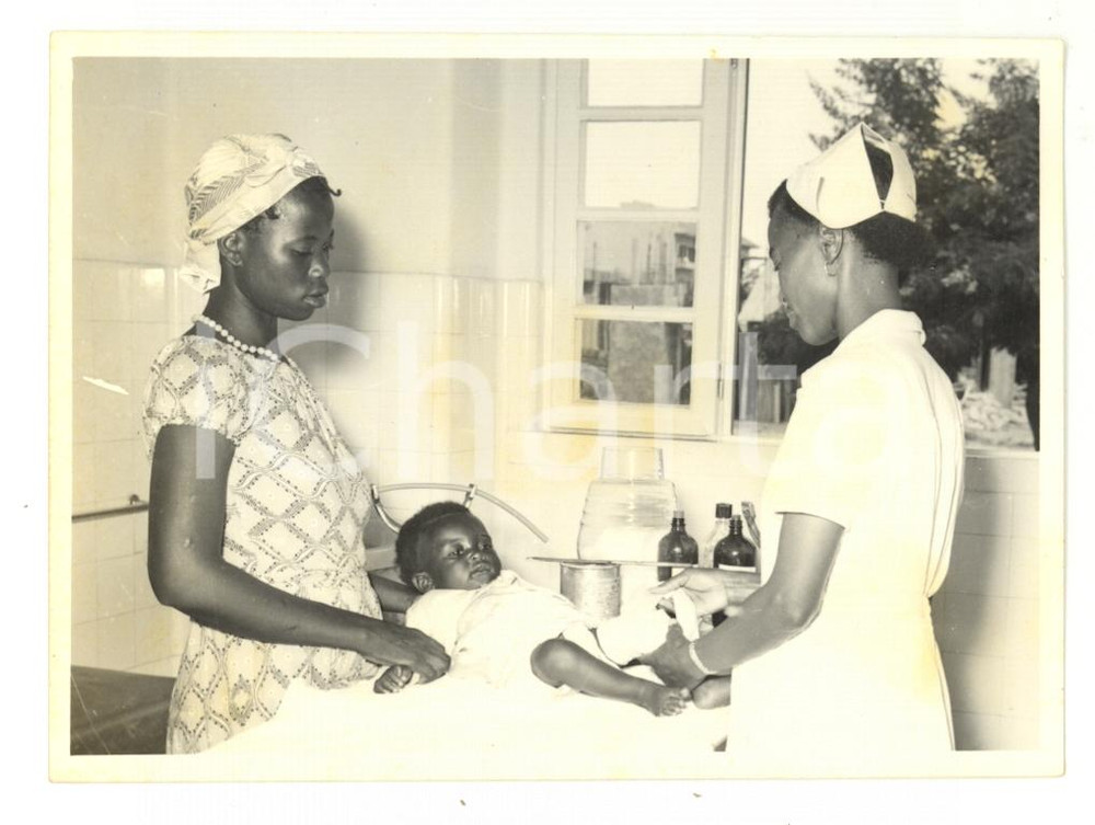 Fotografia d epoca originale 1960 ca MOZAMBICO Dispensario  Visita pediatrica  Fotografia reportage 12x9 cm 1