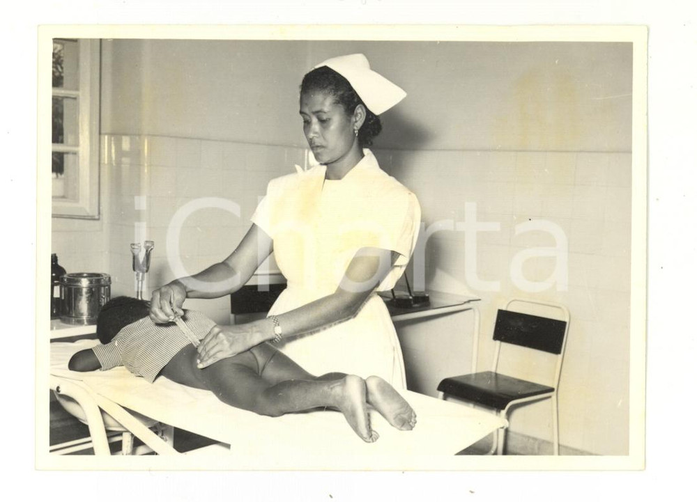1960 ca MOZAMBICO Dispensario - La vaccinazione - Foto reportage 12x9