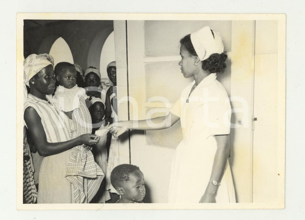 Fotografia d epoca originale 1960 ca MOZAMBICO Dispensario  Appuntamento dal pediatra  Foto reportage 12x9 1