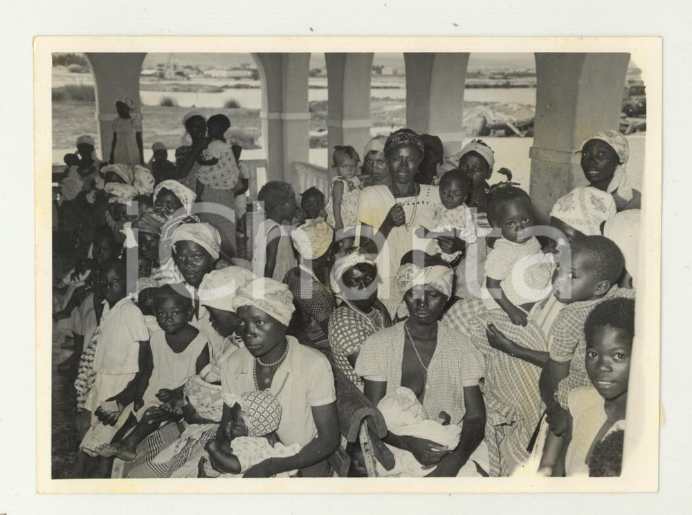 Fotografia d epoca originale 1960 ca MOZAMBICO Dispensario  Giovani madri in sala d attesa  Foto 12x9 1