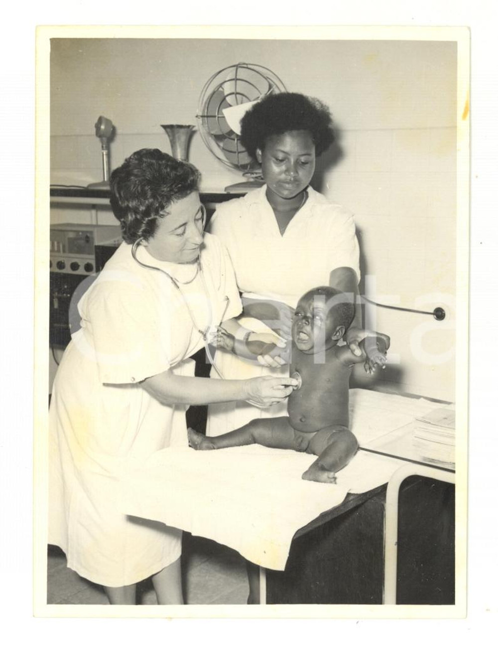 Fotografia d epoca originale 1960 ca MOZAMBICO Visita pediatrica al dispensario  Foto reportage 9x12 cm 1