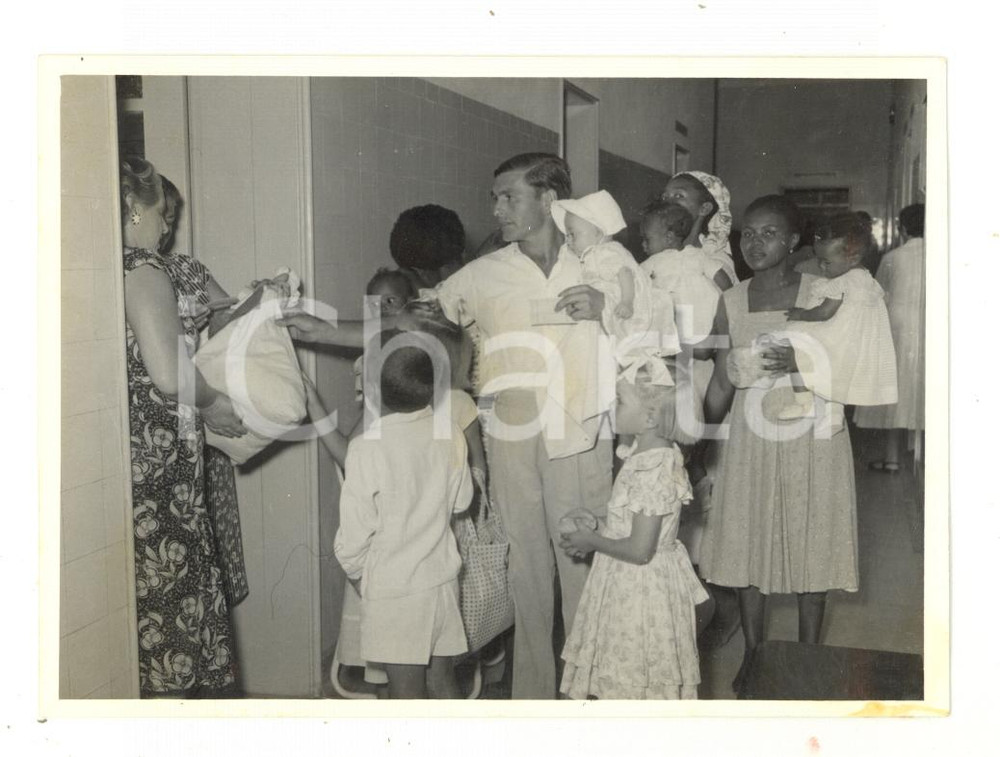 Fotografia d epoca originale 1960 ca MOZAMBICO Dispensario  Attesa agli ambulatori  Foto reportage 12x9 1
