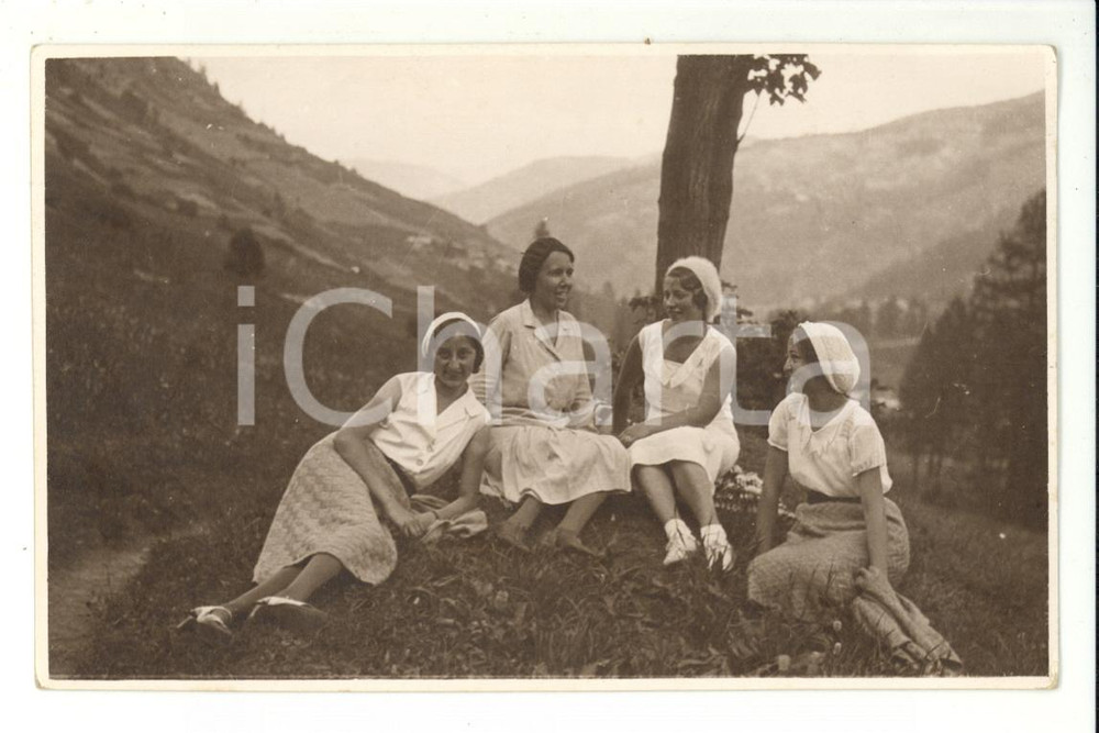 Fotografia d epoca originale 1940 ca ESCURSIONISMO Chiacchiere tra amiche durante una sosta Foto VINTAGE 1