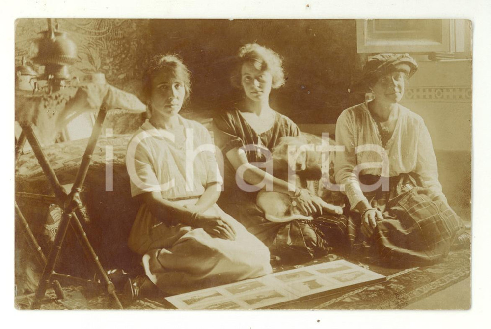 Fotografia d epoca originale 1920 ca ITALIA Ritratto di tre donne con album di viaggio  Foto VINTAGE RARA 1
