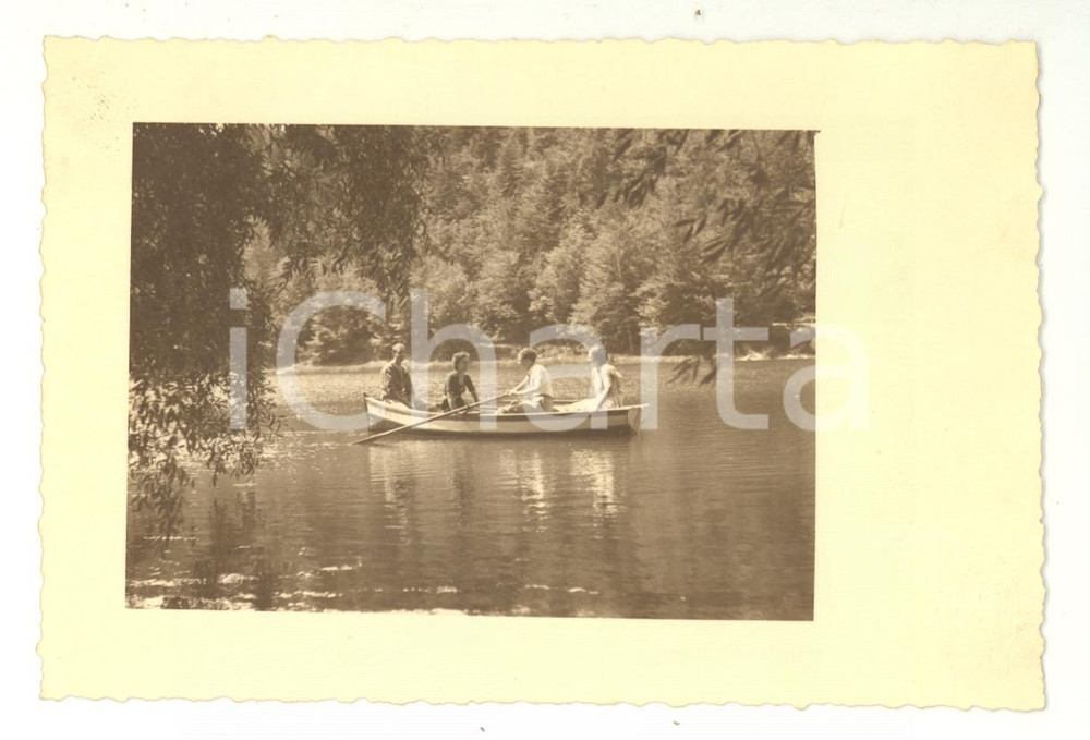 Fotografia d epoca originale 1930 ca TRENTINO Gita in barca sul lago  Foto cartolina Enrico PEDROTTI 1