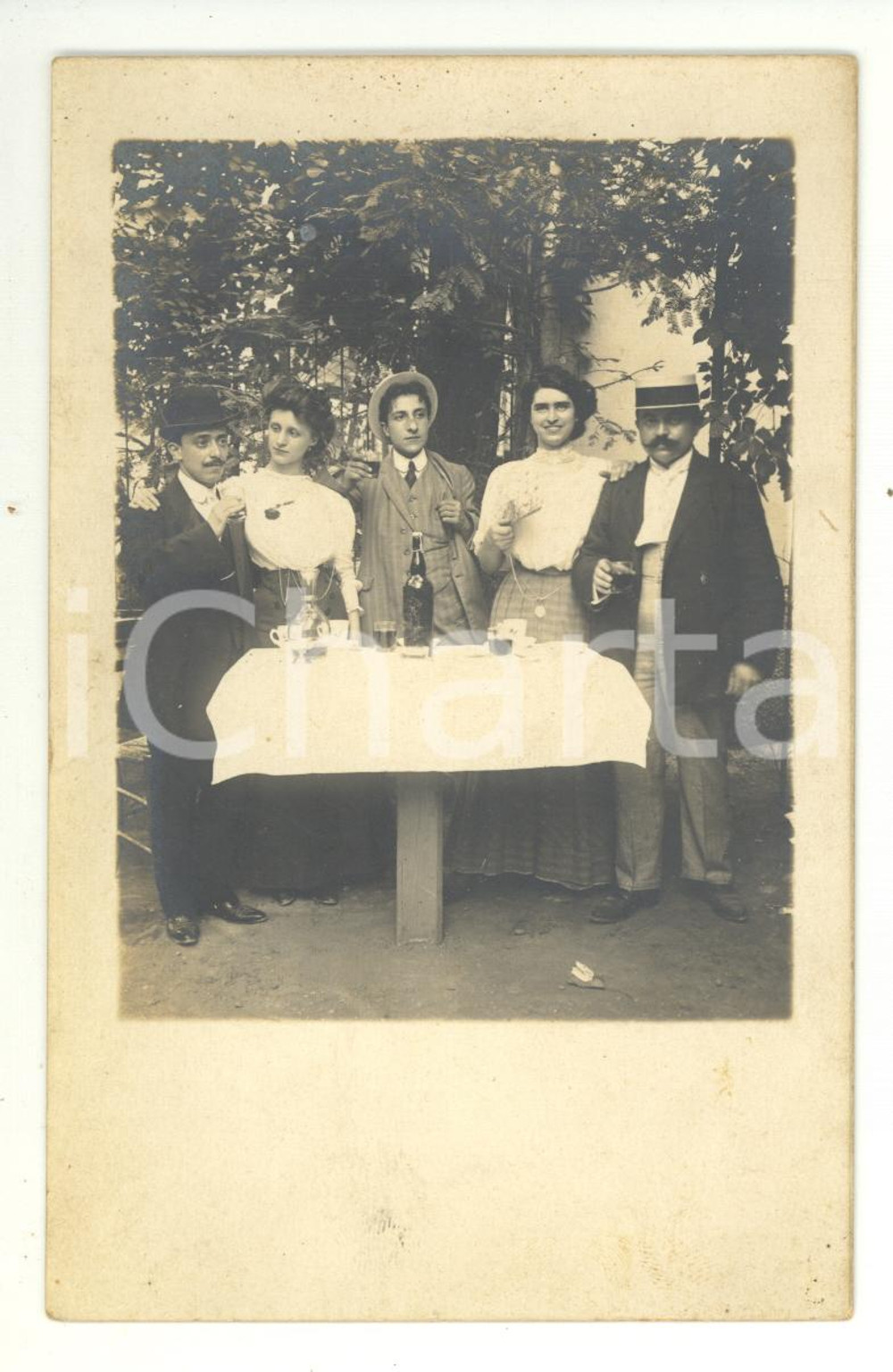 Fotografia d epoca originale 1910 ca ITALIA COSTUME Brindisi di famiglia in campagna Foto VINTAGE CURIOSA 1