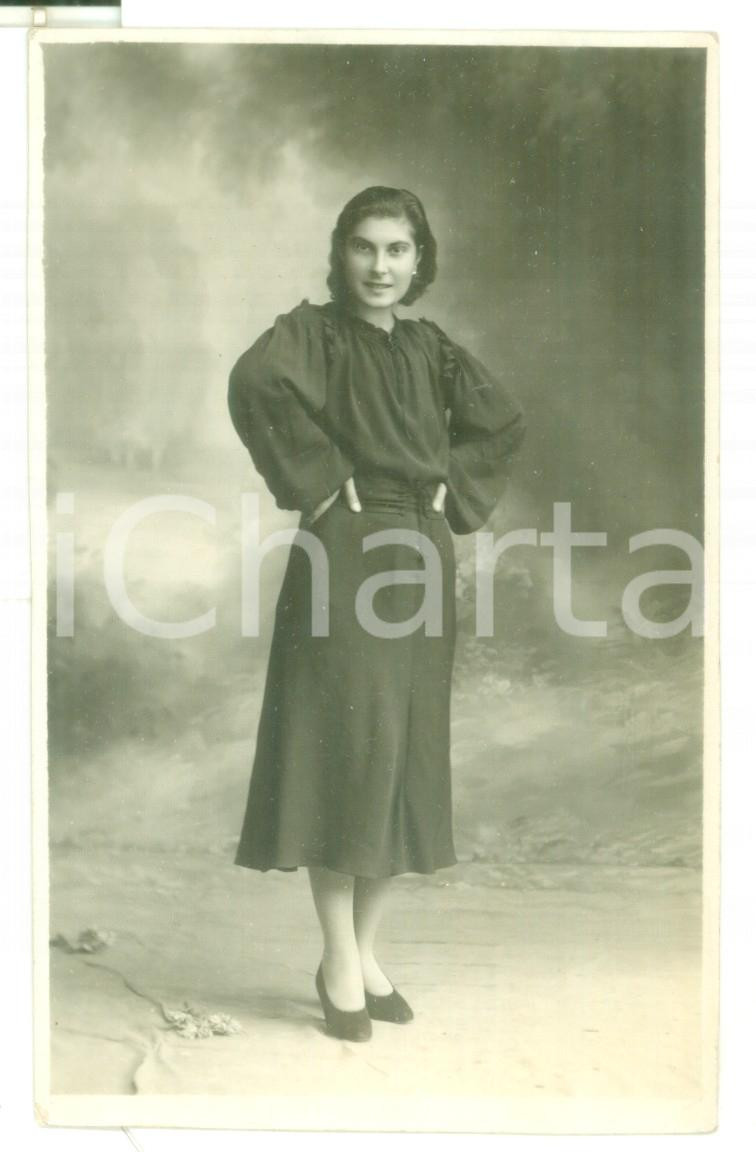 Fotografia d epoca originale 1935 CONEGLIANO Ritratto di donna in abito scuro  Foto cartolina G. DARIOS 1
