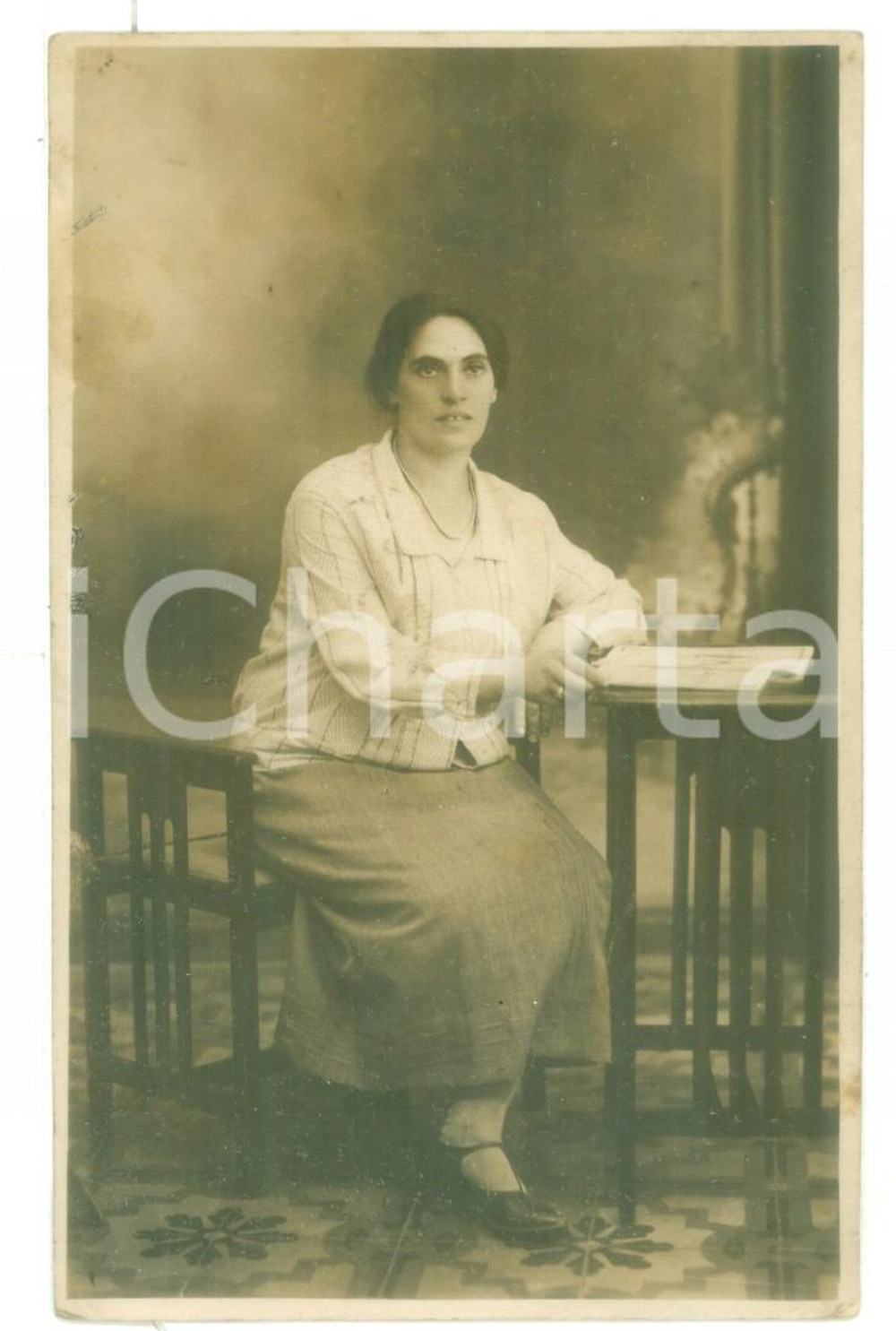 Fotografia d epoca originale 1930 ca GENOVA Ritratto di donna seduta al tavolo  Foto cartolina L. BRUNI 1