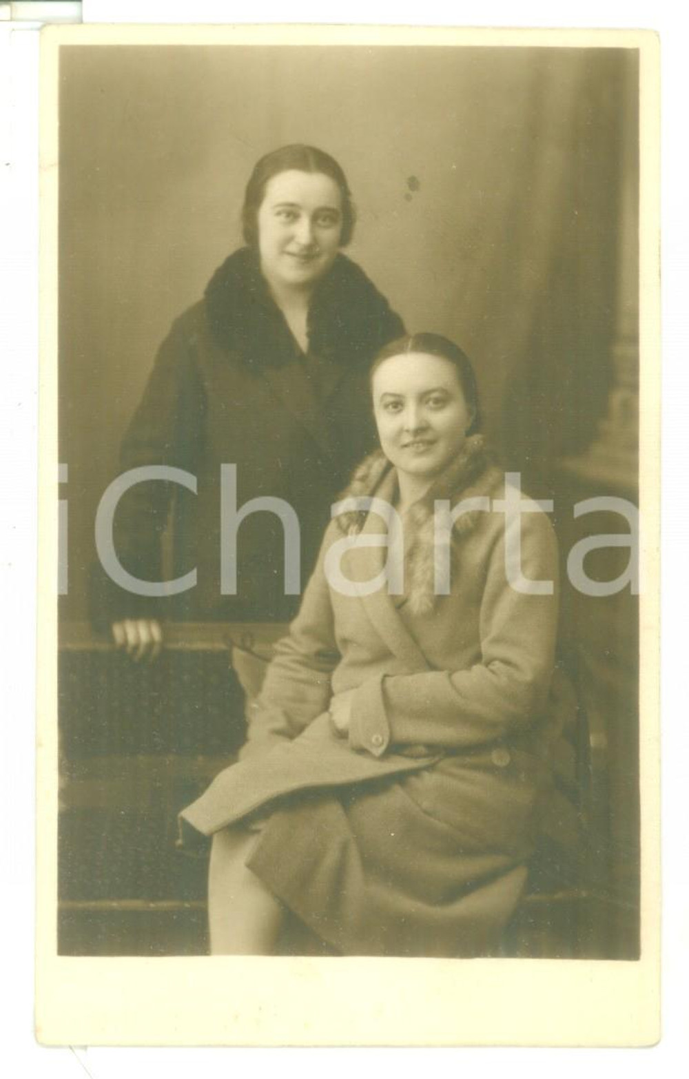 Fotografia d epoca originale 1930 ca ACQUI TERME Ritratto di due sorelle in cappotto Foto cartolina BARISONE 1