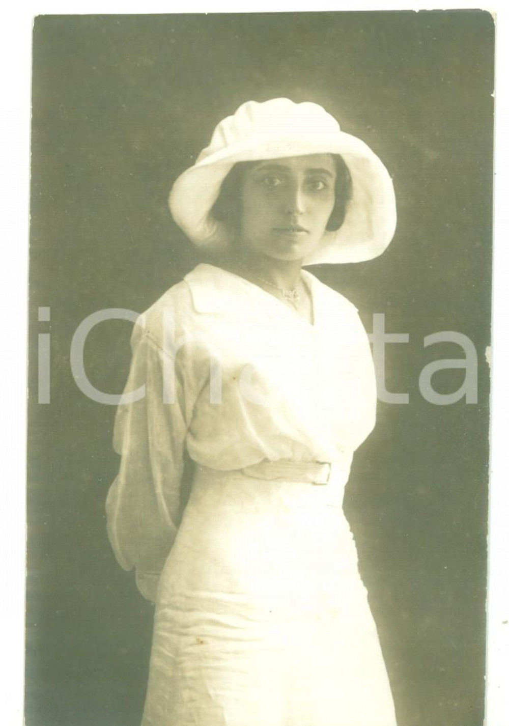 1920 ca ITALIA COSTUME Ritratto di donna in abito bianco da giorno *Foto VINTAGE