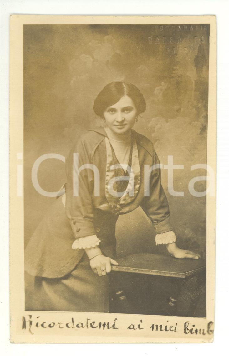 Fotografia d epoca originale 1920 ca AOSTA Ritratto di donna con abito in raso Foto cartolina BASSANESI 1