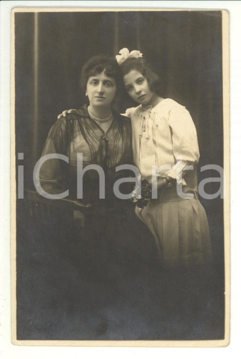 Fotografia d epoca originale 1915 ca FRANCE Portrai de mÃ¨re et fille enlacÃ©es Photo carte postale VINTAGE 1