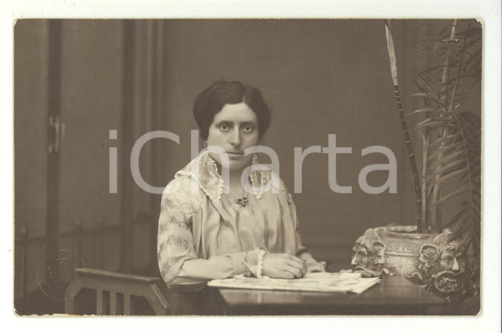 Fotografia d epoca originale Luglio 1917 ANCONA Ritratto di donna alla scrivania Foto VIDAU RARA DANNEGGIATA 1