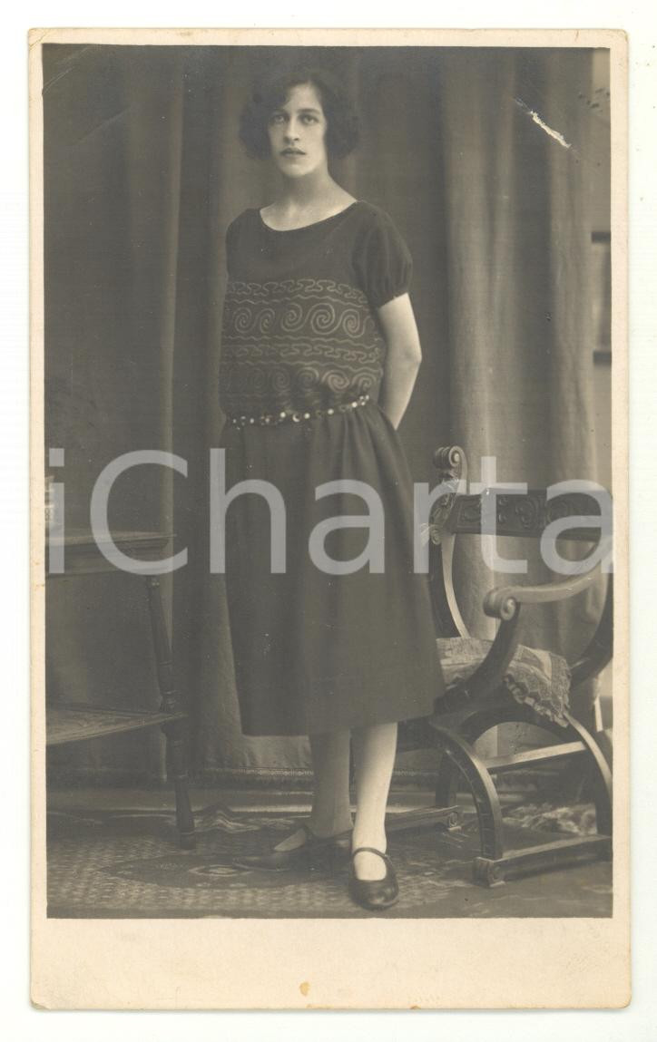 Fotografia d epoca originale 1920 ca GENOVA Ritratto di donna in abito decorato Foto cartolina A. CONTERI 1