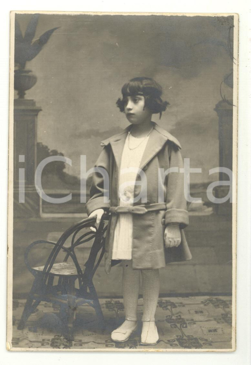 Fotografia d epoca originale 1925 ca COSTUME Ritratto di bambina vestita da adulta Foto cartolina VINTAGE 1