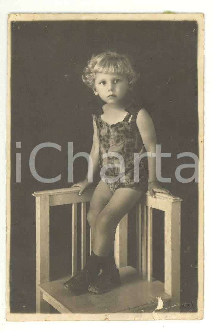 Fotografia d epoca originale 1925 ca GRADISCA D ISONZO Ritratto di bambino in tutina colorata Foto A. VIOLA 1
