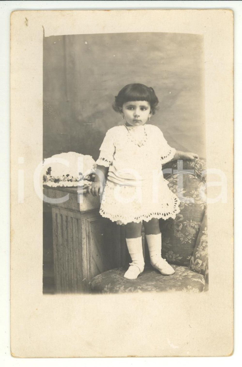 Fotografia d epoca originale 1920 ca REGGIO CALABRIA Ritratto di bambina in bianco Foto V. SERGI & FIGLI 1
