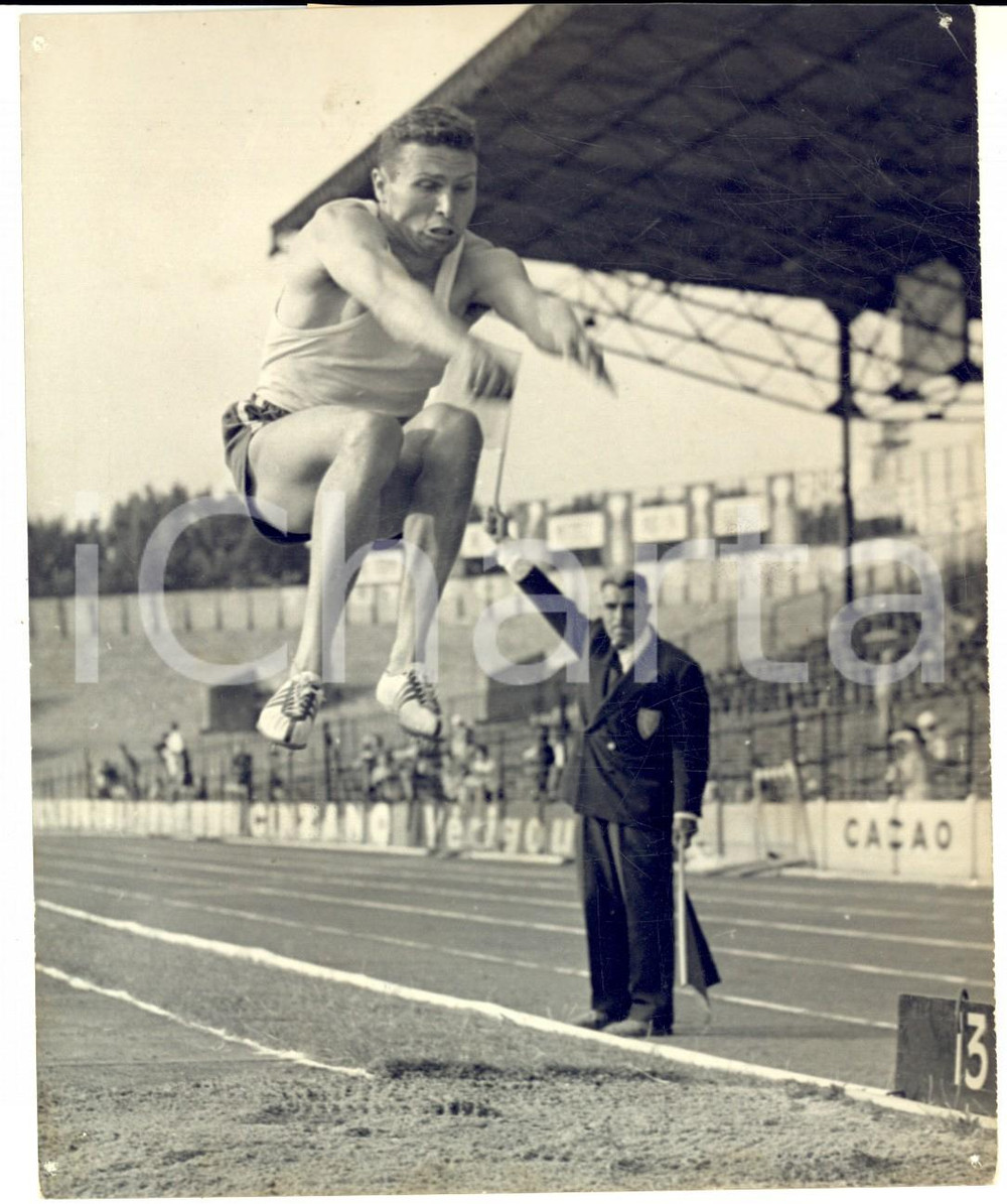 Fotografia d epoca originale 1959 BEIRUT Giochi del Mediterraneo  Eric BATTISTA vincitore salto triplo Foto 1