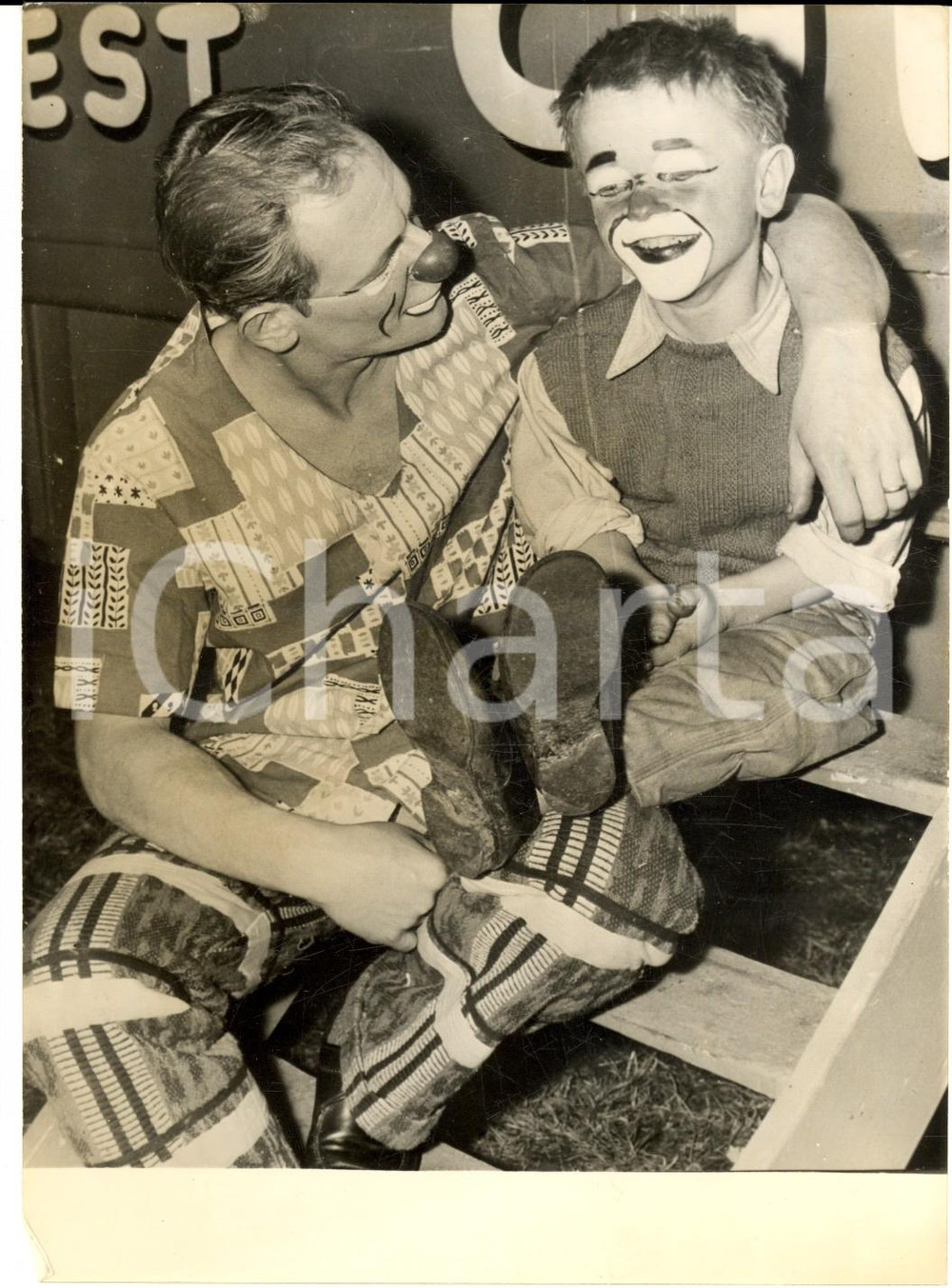 Fotografia d epoca originale 1959 BIRMINGHAM BILLY SMART S Circus  Clown Sasha Coco con un piccolo fan FOTO 1