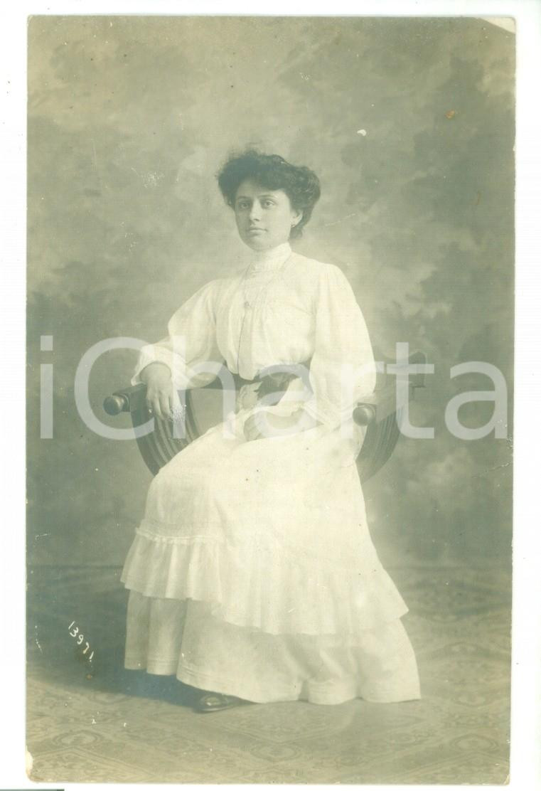 Fotografia d epoca originale 1909 s. l. ma ITALIA Ritratto di Fanny CREMA in abito bianco Foto cartolina 1