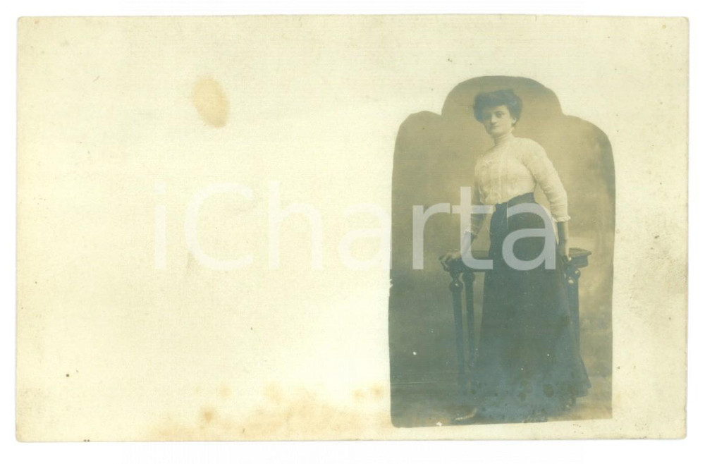 Fotografia d epoca originale 1910 ca MILANO Ritratto di donna con tavolino Foto cartolina Luigi GUERRA 1