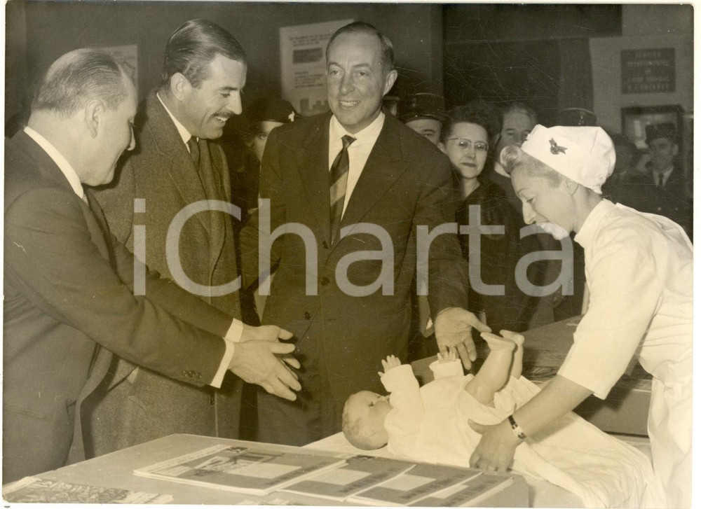 Fotografia d epoca originale 1959 PARIS Salon de l Enfance  Bernard CHENOT  et Maurice HERZOG  Photo 18x13 1