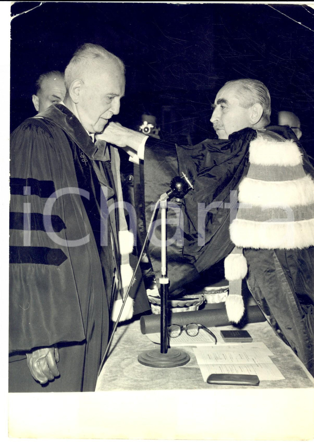 Fotografia d epoca originale 1959 PARIS Jean SARRAILH remet diplÃ´me docteur honoris causa Ã  Salomon LEFSCHETZ 1