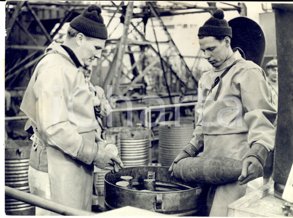 Fotografia d epoca originale 1959 KIEL GERMANY Smaltimento delle granate di gas Tabun su nave cargo  Foto 1