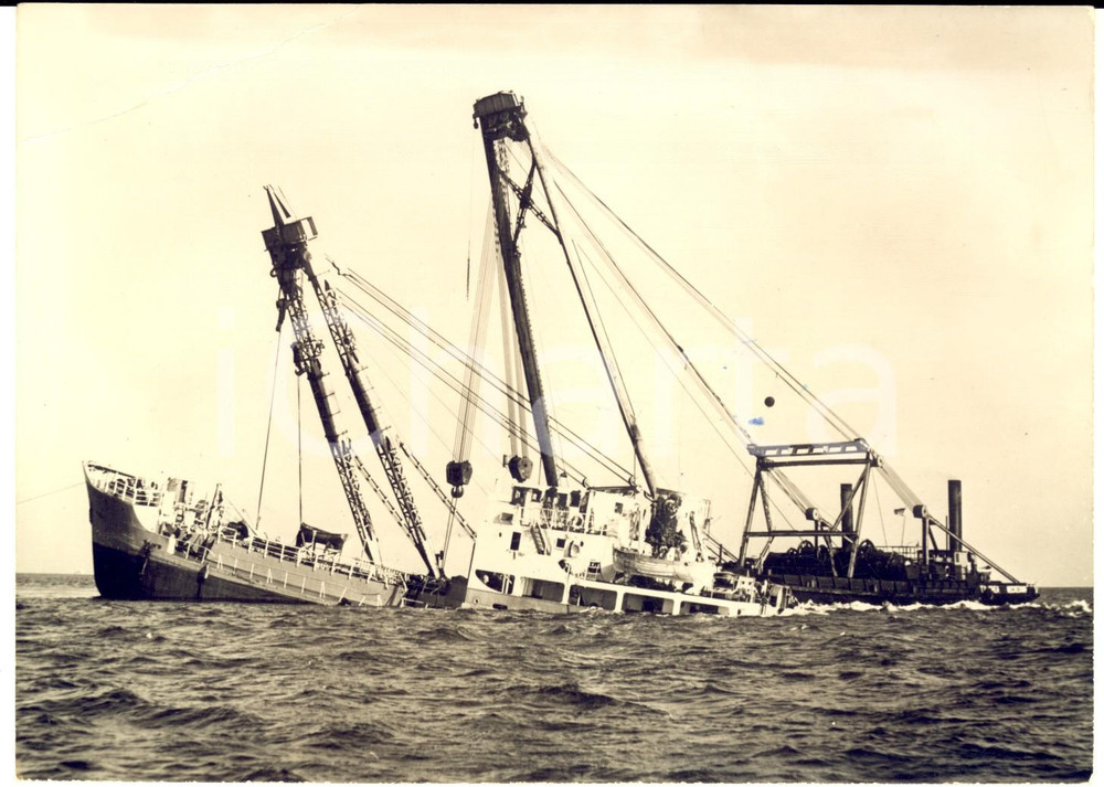 Fotografia d epoca originale 1959 CUXHAVEN Recupero petroliera THORWALD dopo collisione con la nave TEMA PALM 1