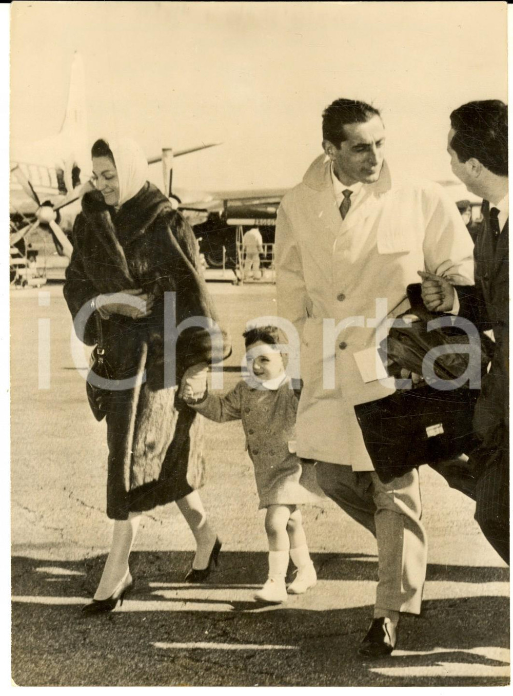 Fotografia d epoca originale 1959 MILANO Arrivo di Fausto COPPI e della Dama Bianca con il figlio  Foto 1