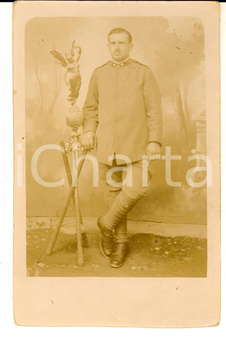 Fotografia d epoca originale 1917 WW1 REGIO ESERCITO Ritratto di soldato con statua alata Foto cartolina 1