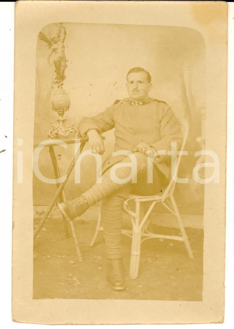 Fotografia d epoca originale 1917 WW1 REGIO ESERCITO Ritratto di soldato con statua alata  Foto cartolina 1