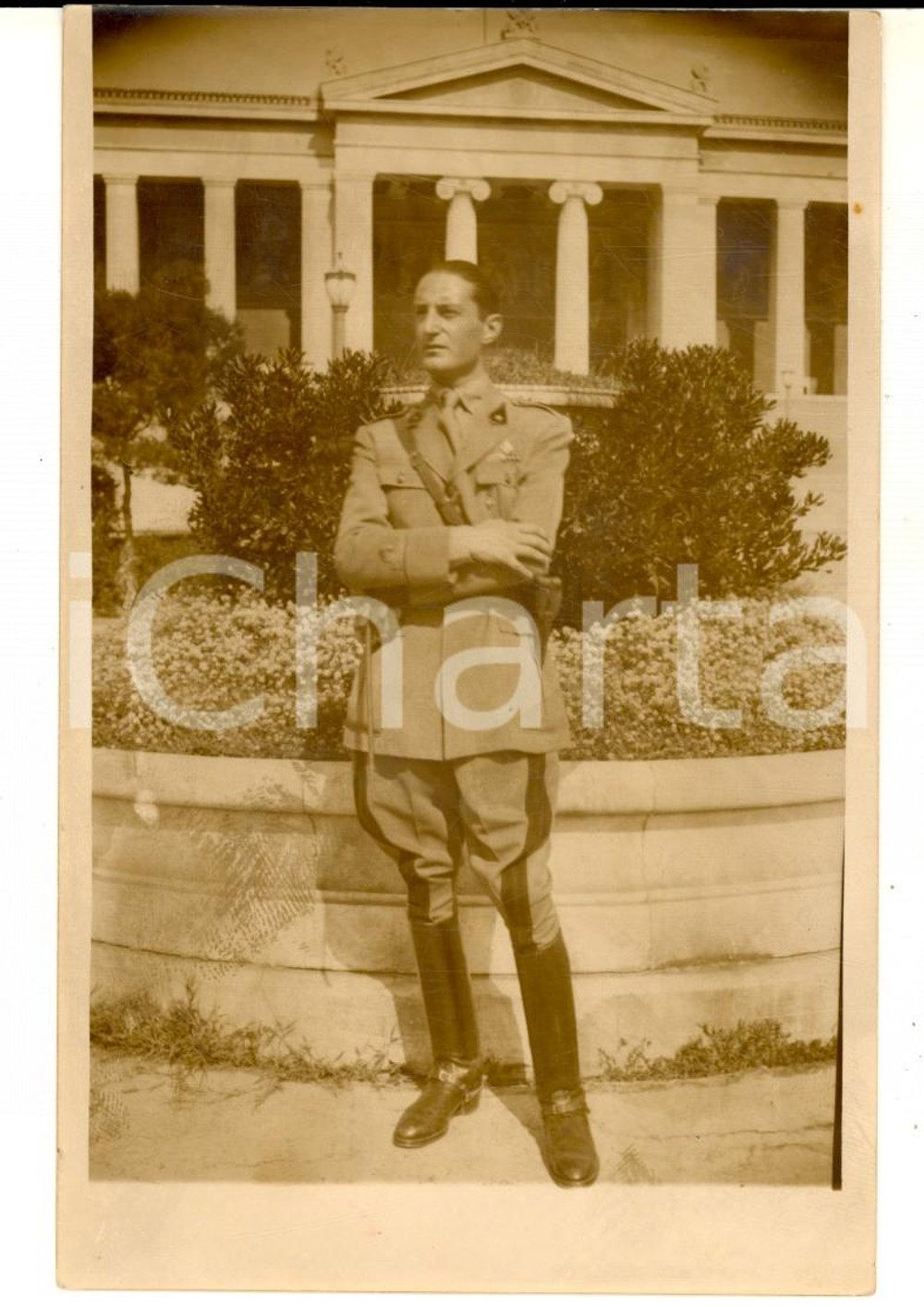 Fotografia d epoca originale 1940 ca WW2 REGIO ESERCITO Ritratto di ufficiale presso un giardino Foto 1