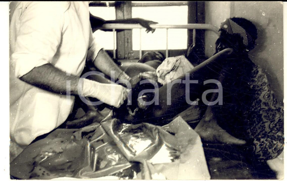 Fotografia d epoca originale 1970 ca MOZAMBICO Ospedale  Parto di una donna  Foto reportage medico 14x9 1