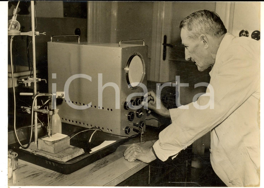 Fotografia d epoca originale 1959 PRAGA Premio Nobel Jaroslav HEYROVSKY nel suo laboratorio  Foto 18x13 1