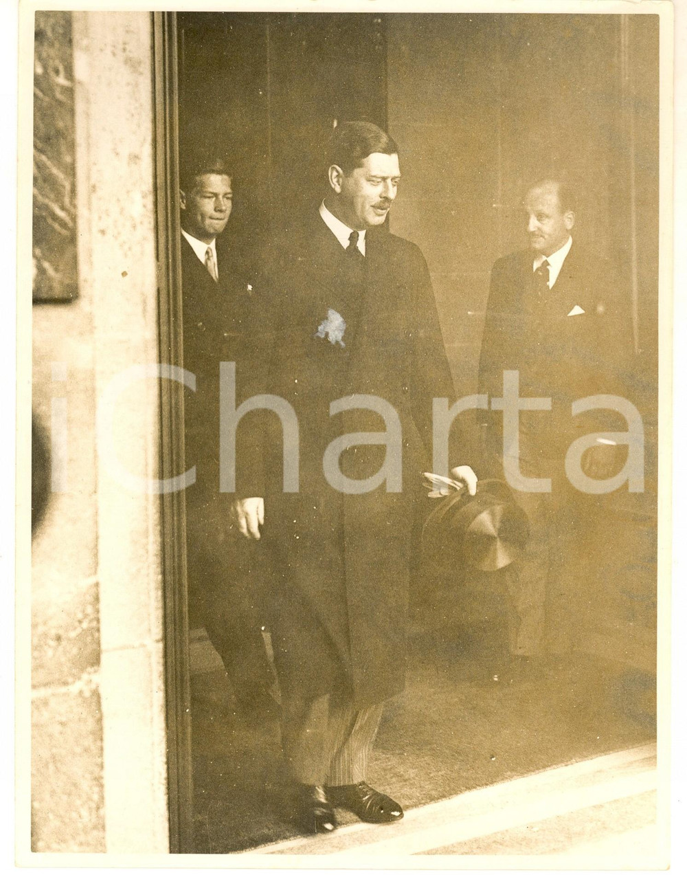 Fotografia d epoca originale 1938 PARIS King Carol of Roumania and prince Michael leaving Hotel Meurice PHOTO 1