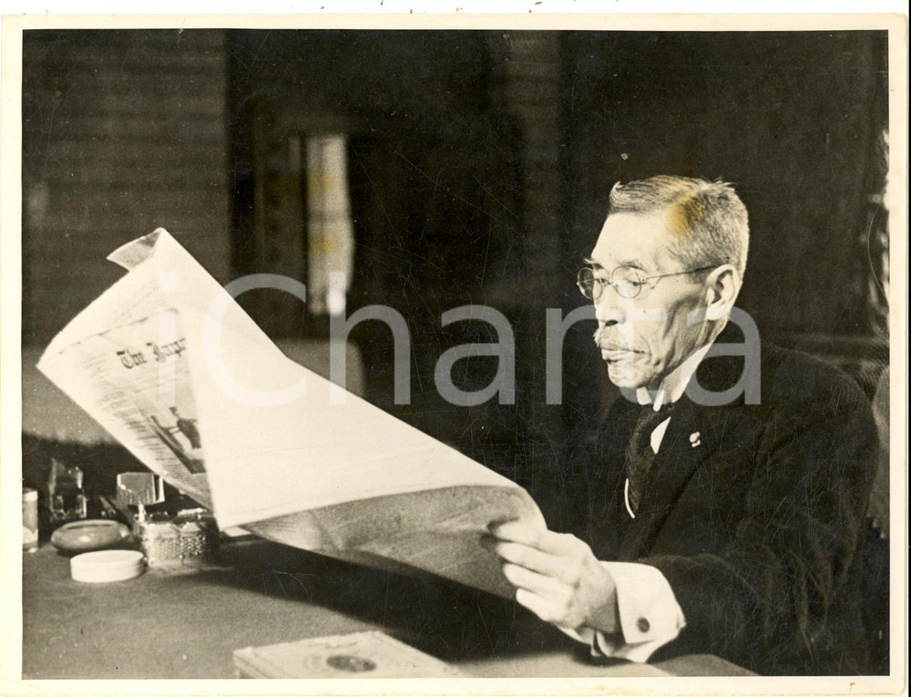 Fotografia d epoca originale 1935 ca JAPAN La lettura del quotidiano The Japan Times  Foto 24x18 cm 1
