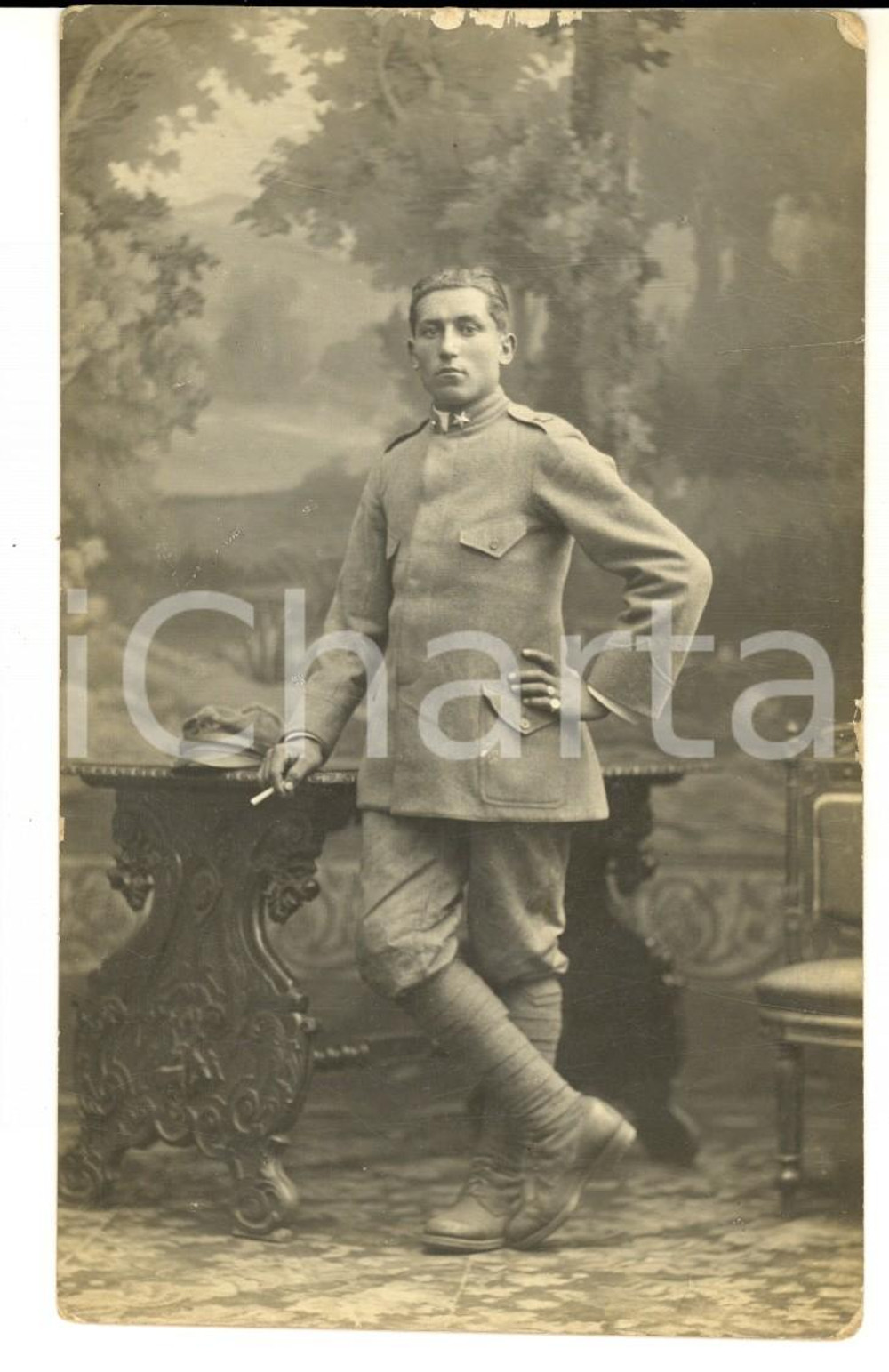 Fotografia d epoca originale 1915 ca WW1 REGIO ESERCITO Ufficiale in uno studio fotografio  Foto cartolina 1